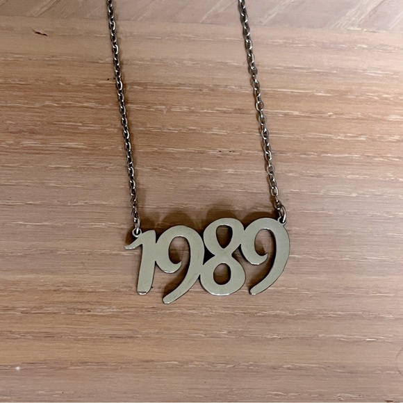 *NEW* TAYLOR SWIFT Themed 1989 Album Year Number Necklace in Silver - Picture 3 of 5